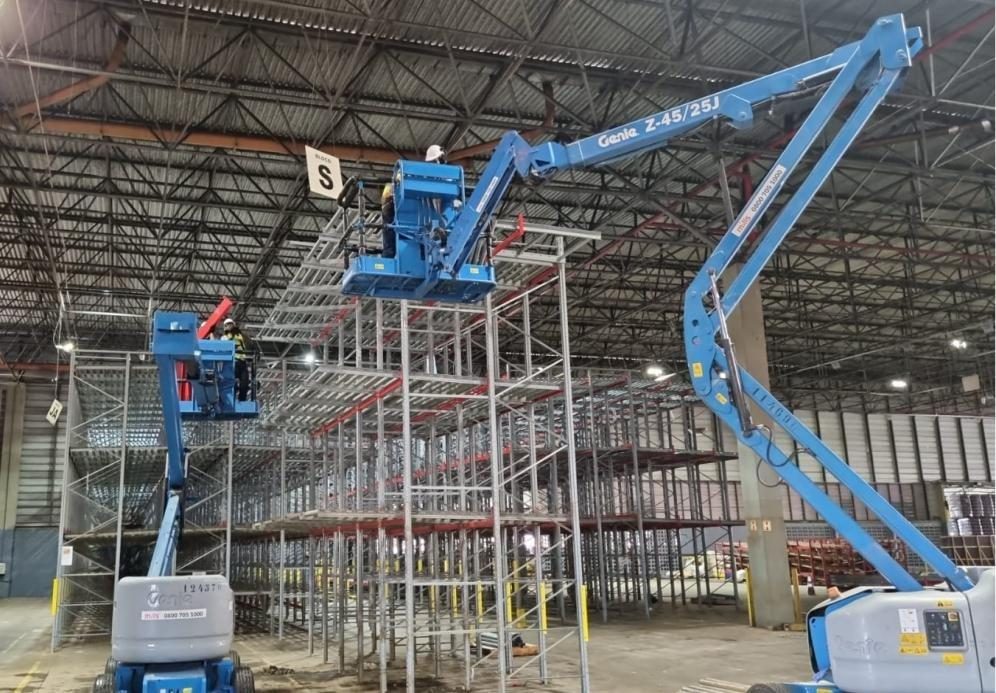 Montagem de estrutura porta-pallet com plataformas elevatórias