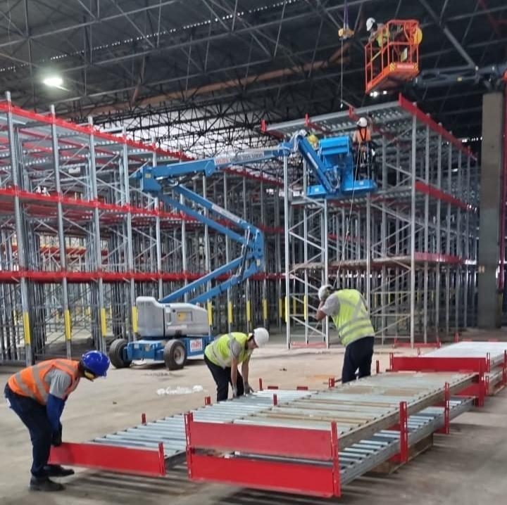 Equipe da Estruturaço montando estrutura dinâmica