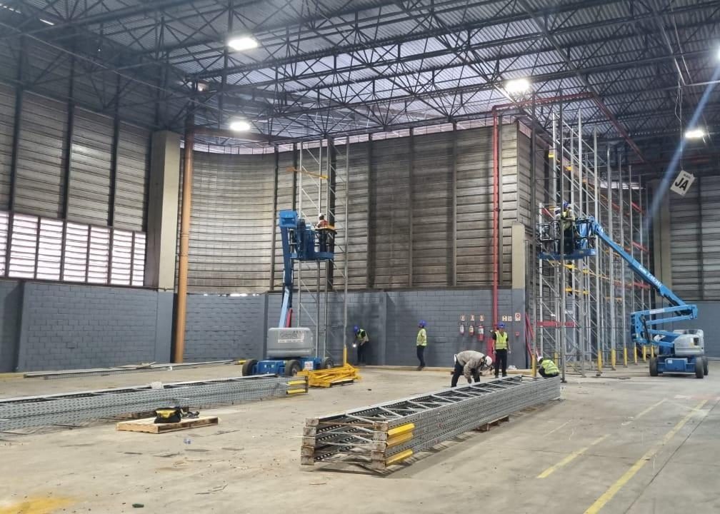 Galpão logístico com estrutura de armazenagem em montagem pela Estruturaço