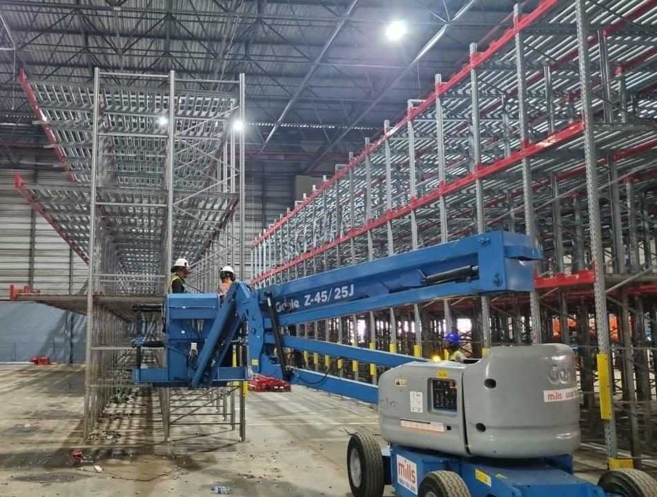 Montagem de estrutura porta-pallet com plataforma elevatória