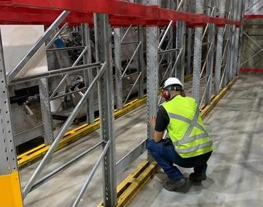 Técnico inspecionando a base de uma coluna