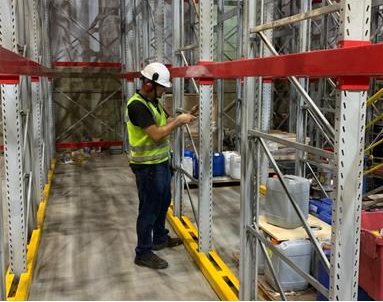 Técnico verificando componentes de fixação