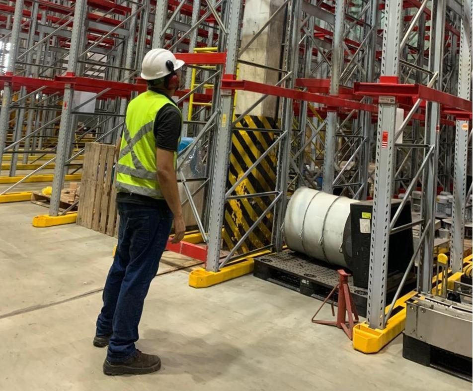 Técnico da Estruturaço avaliando estrutura de armazenagem